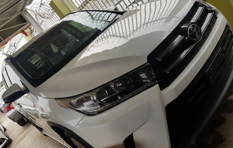 Thumbnail 2 of 2017 Toyota Highlander SE
